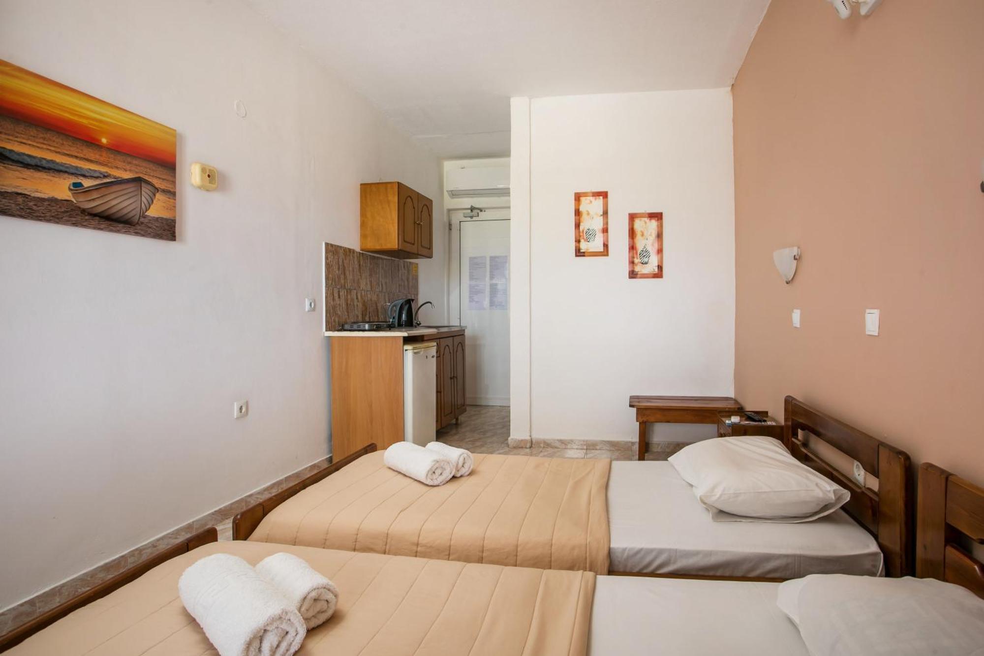 Dimitris Studios & Apartments ファリラキ エクステリア 写真