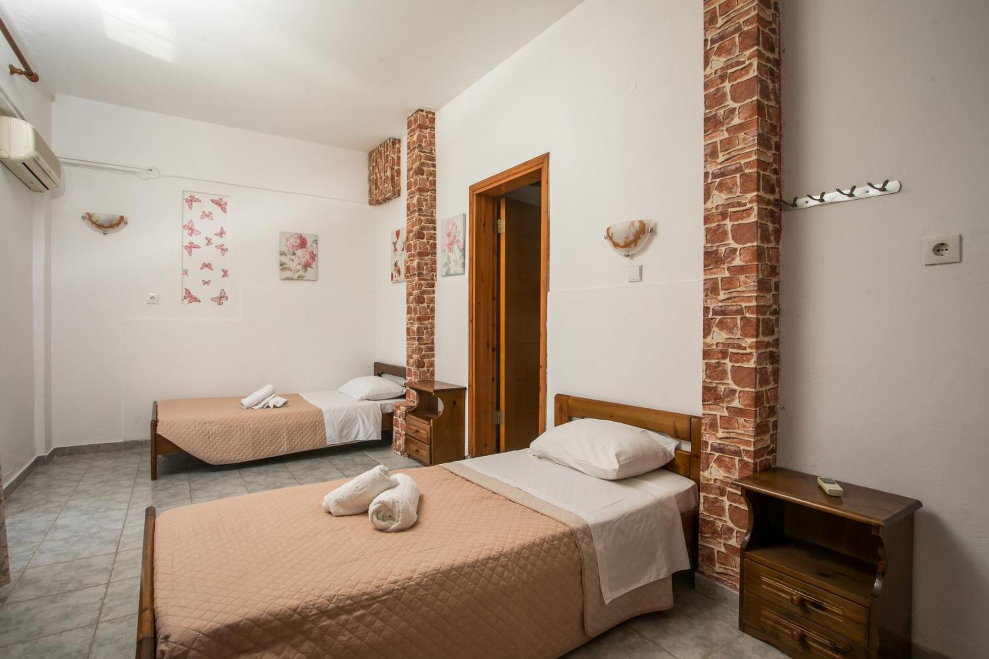 Dimitris Studios & Apartments ファリラキ エクステリア 写真