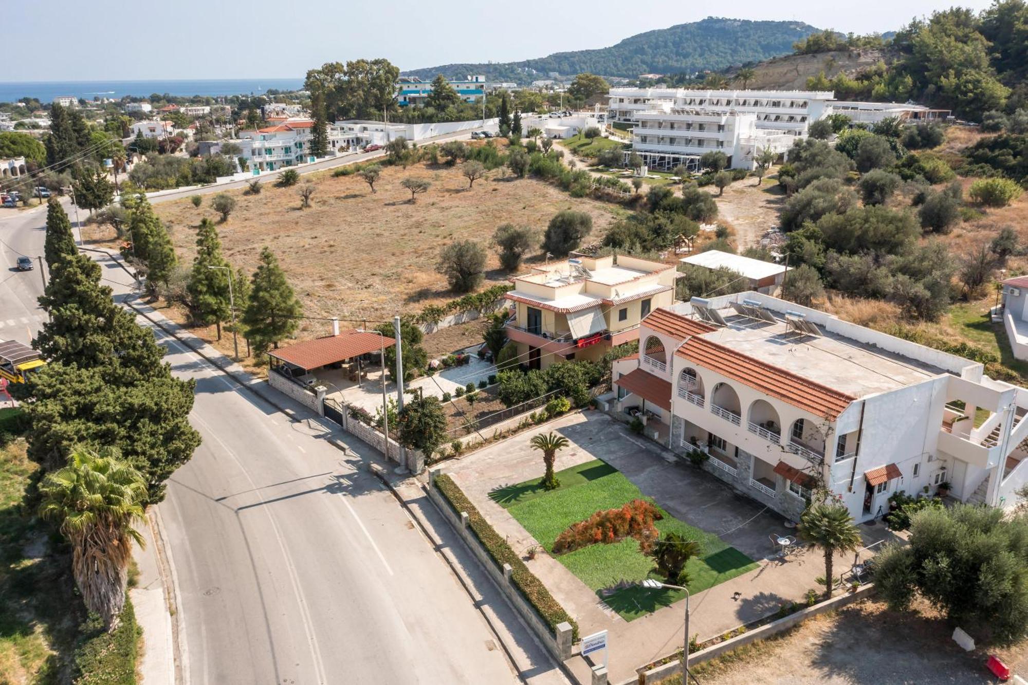 Dimitris Studios & Apartments ファリラキ エクステリア 写真