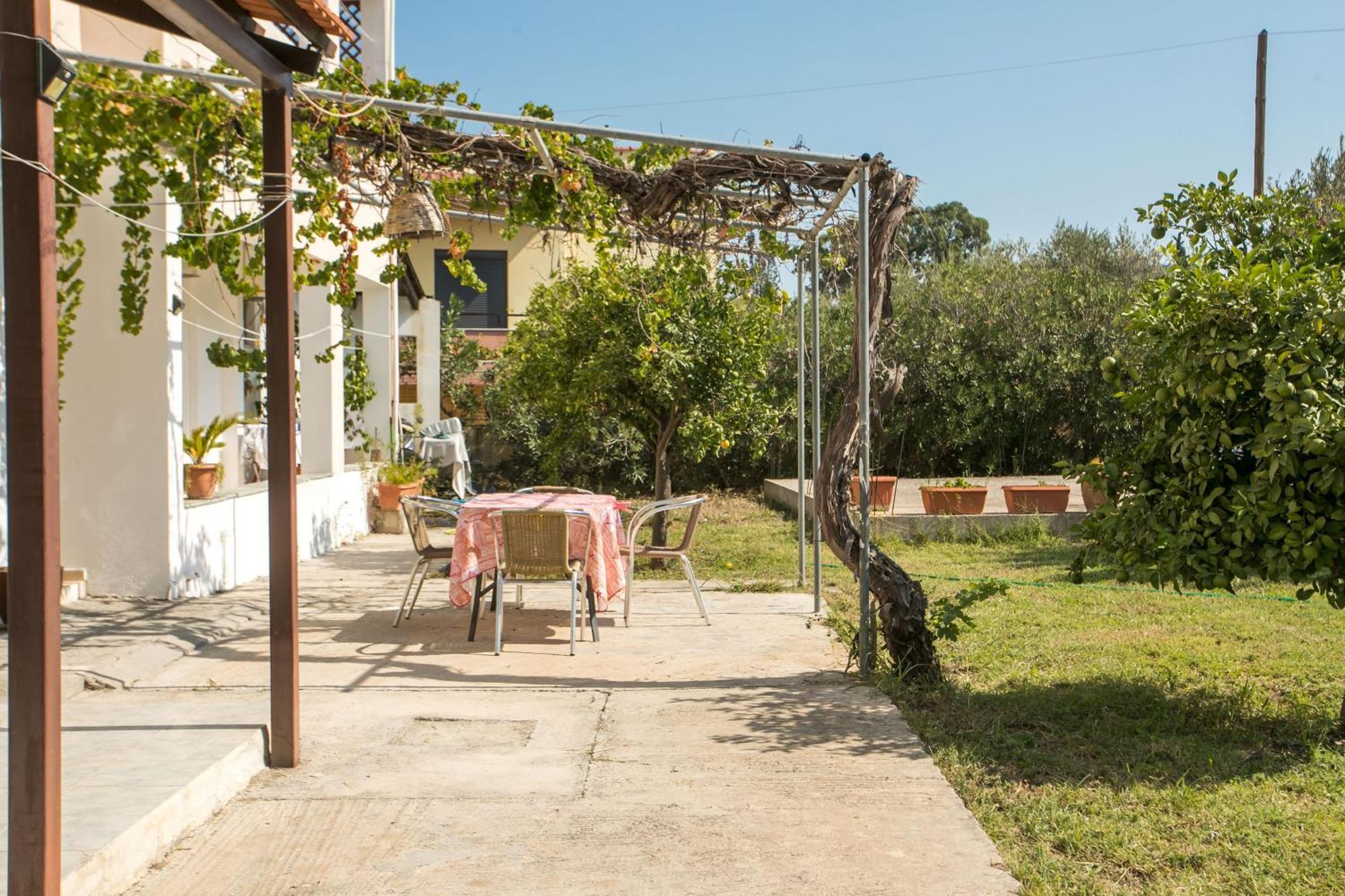 Dimitris Studios & Apartments ファリラキ エクステリア 写真