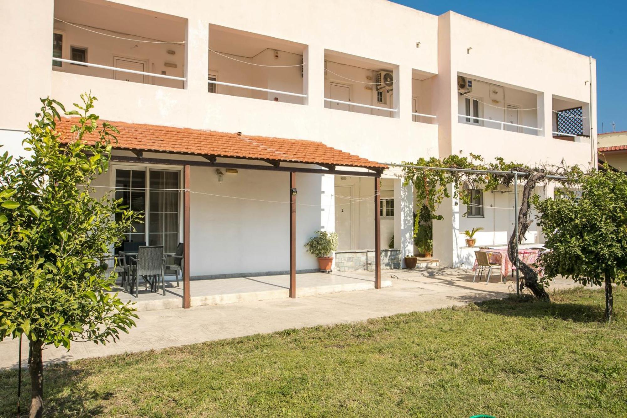 Dimitris Studios & Apartments ファリラキ エクステリア 写真
