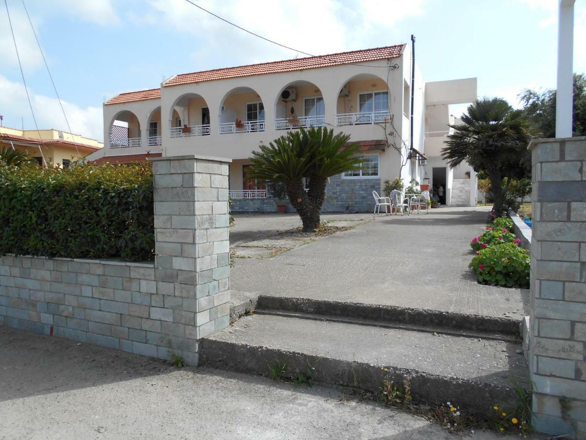 Dimitris Studios & Apartments ファリラキ エクステリア 写真